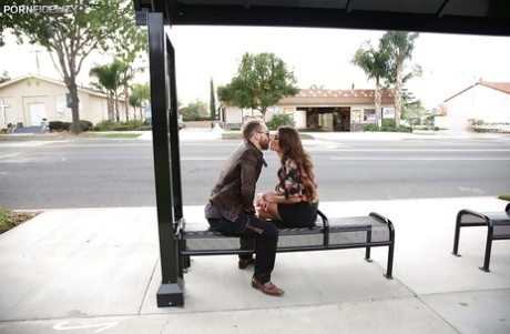 Секс-сцена в реальности с красивой красоткой Август Эймс и ее мужчиной на открытом воздухе картинка 2