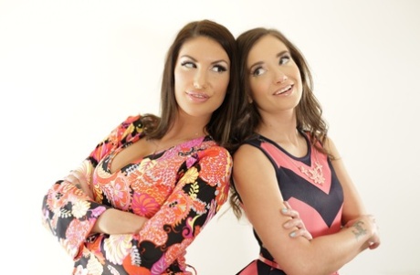 Горячие лесбиянки Август Эймс и Джиа Пейдж раздеваются и целуются картинка 2