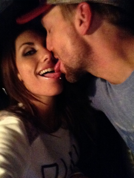 Горячая и улыбчивая Августа Эймс обнажает свои круглые большие сиськи, чтобы позировать обнаженной в сапогах картинка 11