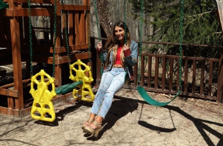 Любительская девушка Августа Эймс обнажает свои красивые сиськи, прежде чем растянуть свои половые губки картинка 1