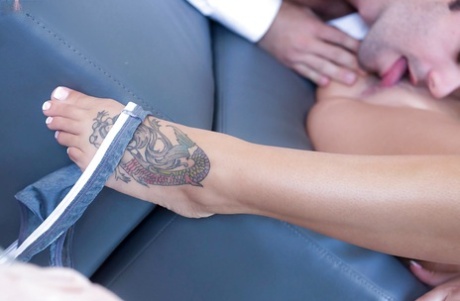 Белокурая порнозвезда Августа Эймс получает сперму на задницу после траха большим членом картинка 6