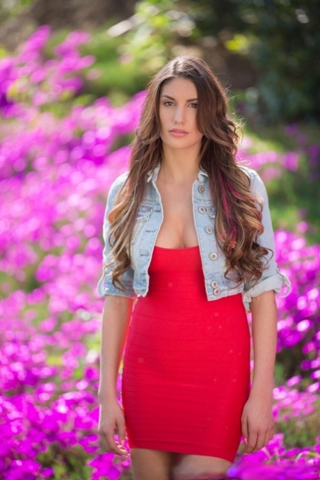 Распутная модель Августа Эймс позирует, демонстрируя потрясающие формы на улице картинка 1