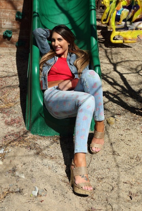 Любительская девушка Августа Эймс обнажает свои красивые сиськи, прежде чем растянуть свои половые губки картинка 2