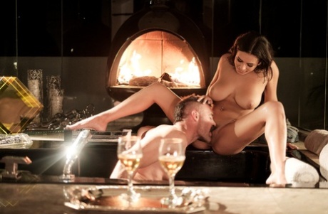 Горячая парочка Чарльз Дера и Отэм Фоллс занимаются жестким трахом перед камином картинка 4