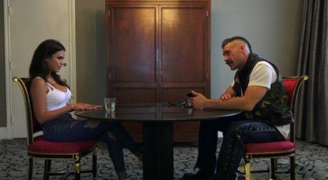 Молоденькая латиноамериканка Отэм Фоллс получает свой первый опыт БДСМ-секса картинка 4