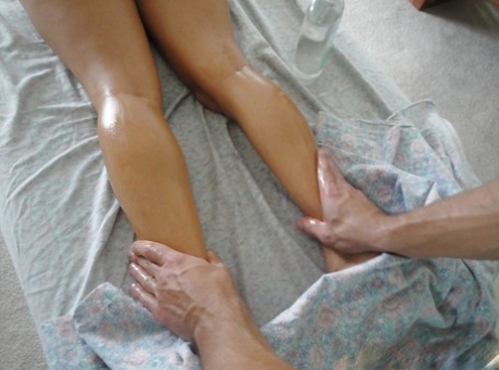 МИЛФ-красотка Ава Адамс получает массаж спины и жесткий трах в пизду картинка 2