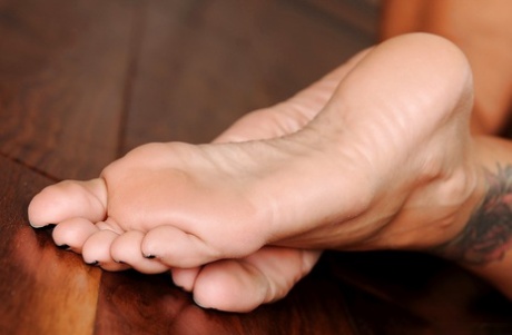 Татуированная стройная мамаша Ава Аддамс устраивает сексуальное шоу фут-фетиша картинка 12