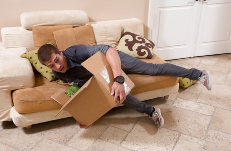 Горячая мамаша в чулках делает чувственный минет и получает анальный оргазм картинка 1