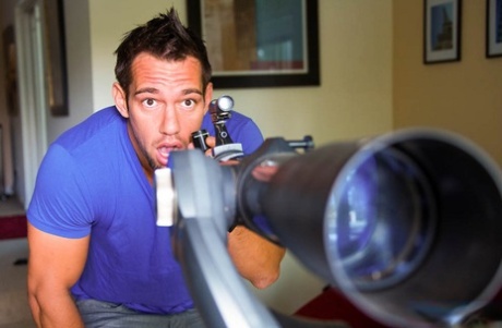 Грудастая милфа Ава Аддамс засветила молодому человеку, соблазняя его картинка 1