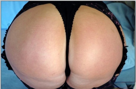 Азиатская милфа Ава Дивайн демонстрирует округлую попку в трусиках и чулках картинка 4