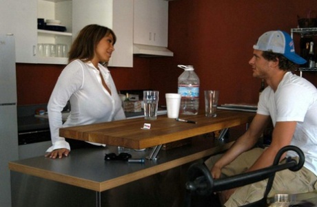 Азиатская пума Ава Дивайн приглашает молодого парня внутрь для анального секса картинка 4