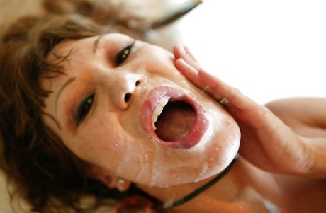 Азиатская милфа красотка Ава Дивайн получает унижение и фетишистский трах картинка 16