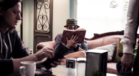 Молодая секретарша Белла Ролланд спасает свою работу, занимаясь сексом со своим боссом картинка 7