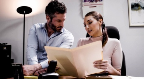 Молодая секретарша Белла Ролланд спасает свою работу, занимаясь сексом со своим боссом картинка 1