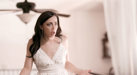 Новоиспеченная невеста занимается лесбийским сексом втроем со своими подружками в день своей свадьбы картинка 7