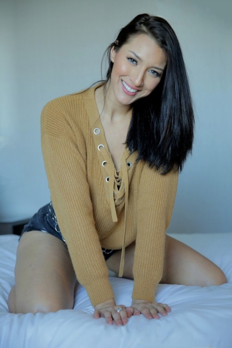 Красивая брюнетка Белла Ролланд рекламирует своего манимейкера, раздеваясь догола картинка 1