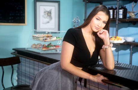 Девочки-подростки Белла Ролланд и Кенна Джеймс позируют для фотосессии SFW в закусочной картинка 5