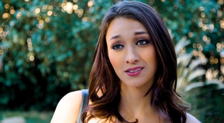 Молодые лесбиянки Белла Роллан и Кэндис Дэйр занимаются сексом на одеяле во время похода картинка 1