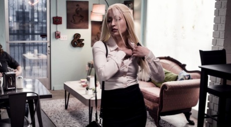 Молодая секретарша Белла Ролланд спасает свою работу, занимаясь сексом со своим боссом картинка 6