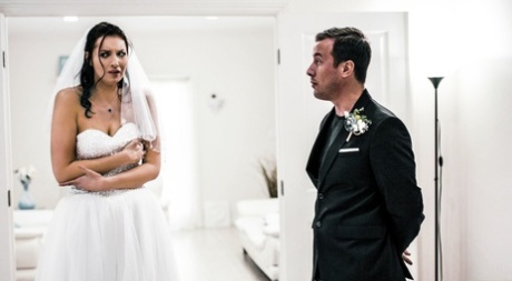 Темноволосая невеста Белла Ролланд получает сперму в открытый рот после траха картинка 3