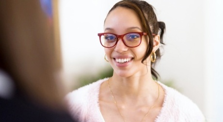 Белла Роллан и Алексис Тэ занимаются лесбийским сексом во время интервью картинка 1