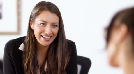 Белла Роллан и Алексис Тэ занимаются лесбийским сексом во время интервью картинка 2