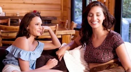 Эмма Хикс и Белла Ролланд, две подруги, свернулись калачиком на диване и смотрят картинка 1