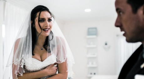 Темноволосая невеста Белла Ролланд получает сперму в открытый рот после траха картинка 2