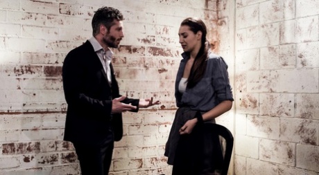 Молодая секретарша Белла Ролланд спасает свою работу, занимаясь сексом со своим боссом картинка 15