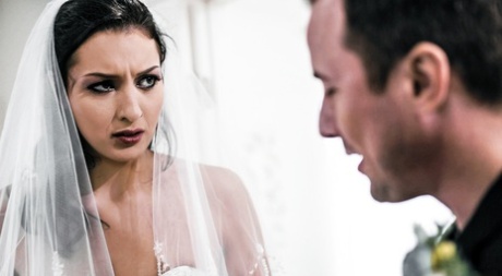 Темноволосая невеста Белла Ролланд получает сперму в открытый рот после траха картинка 1