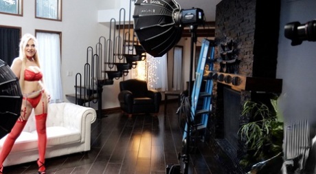 Белокурая модель Блейк Блоссом занимается хардкором во время работы камеры картинка 1