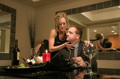 Очаровательная жена Брэнди Лав сегодня получает особый сюрприз в виде сексуального личика картинка 1