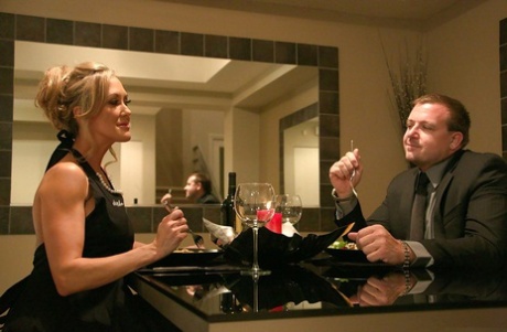 Великолепная милфа Брэнди Лав скачет верхом на члене и получает сперму на лицо картинка 1