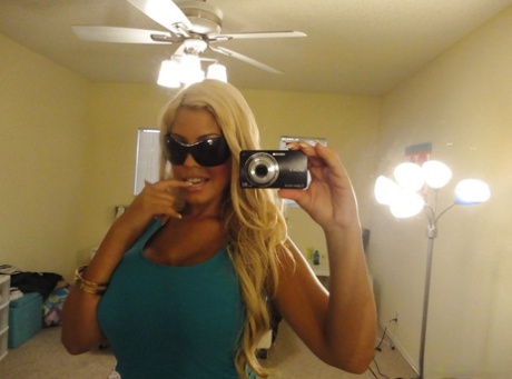 Знойная латиноамериканка Бриджит Би раздевается во время селфи в зеркале картинка 1