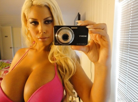 Милф-красотка с огромными сиськами Бриджит Би делает любительские снимки самой себя картинка 11