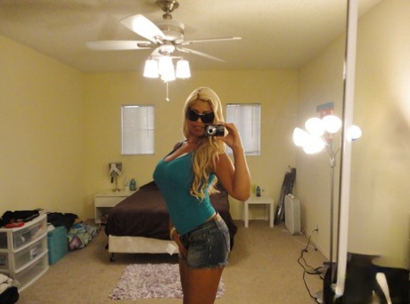 Милф-красотка с огромными сиськами Бриджит Би делает любительские снимки самой себя картинка 1