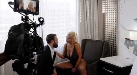 Белокурая латиноамериканская модель Бриджит Би занимается сексом со своим фотографом картинка 6