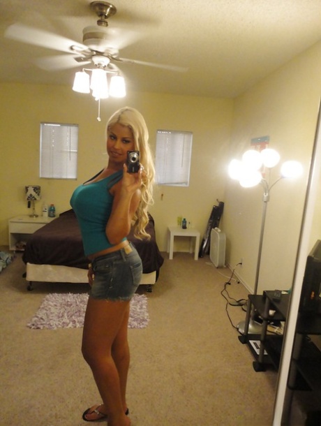 Милф-красотка с огромными сиськами Бриджит Би делает любительские снимки самой себя картинка 3