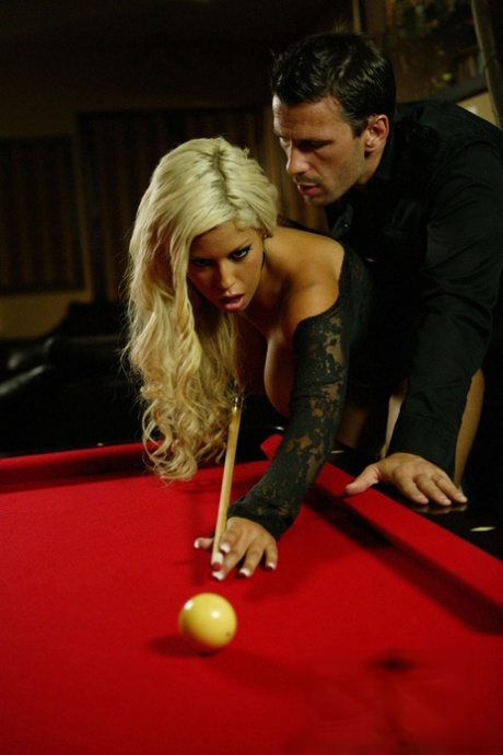 Хорошо сложенная мамаша трахается и ублажает стояк своими кувшинами картинка 1