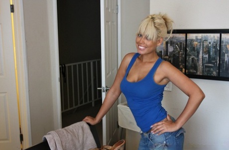 Порнозвезда латиноамериканка с большой грудью сосет и трахается с огромным твердым членом картинка 5