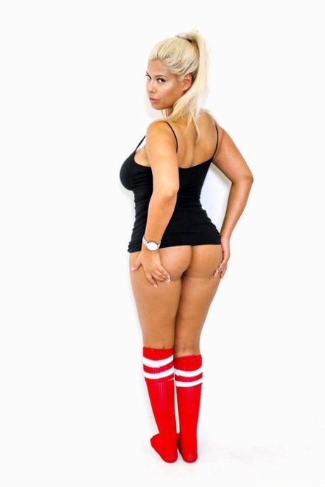 Соло-модель Бриджит Би освобождает свои ягодицы от короткого платья в гольфах до колен картинка 7