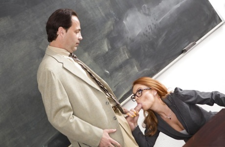 Занудная рыжеволосая учительница Бритни Эмбер сосет член и яйца в классе картинка 1