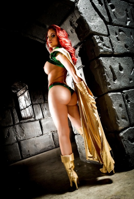 Грудастая рыжеволосая Бритни Эмбер позирует топлесс в костюме для косплея картинка 10