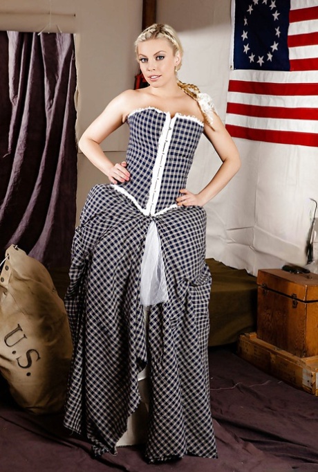 Лисья блондинка в винтажном платье Бритни Эмбер раздевается и раздвигает ноги картинка 1