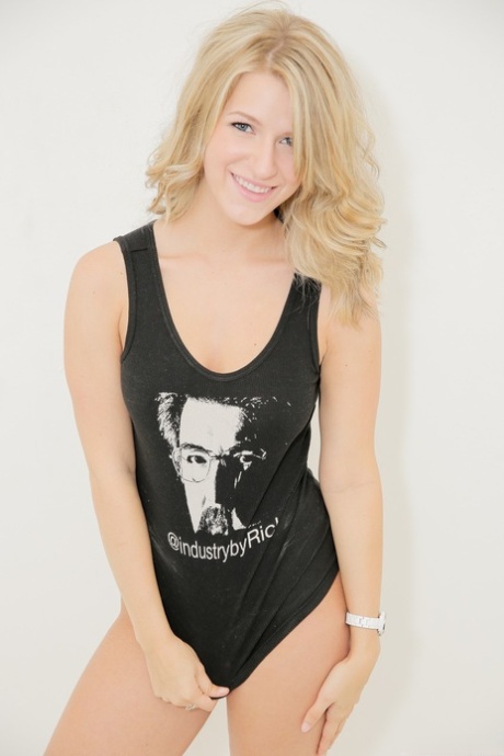 3 девушки-одиночки собираются вместе, чтобы позировать обнаженными в носках перед флагом США картинка 12