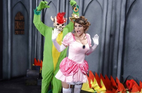 Красотка с большой грудью в белых чулочках отсасывает и трахается с двумя огромными стояками картинка 1