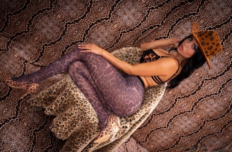 Сексуальная брюнетка Канела Скин моделирует сама, прежде чем ее трахнут в жопу картинка 1