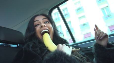 Латиноамериканская порнозвезда Канела Скин занимается жестким сексом в спальне картинка 1