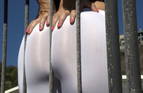 Сексуальная милфа Шанель Престон натягивает штаны для йоги на свой пышный зад картинка 5