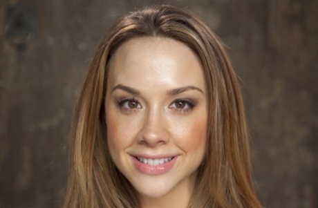 Кавказскую цыпочку связывают и затыкают рот кляпом, прежде чем подвергнуть мастурбации и пыткам картинка 1